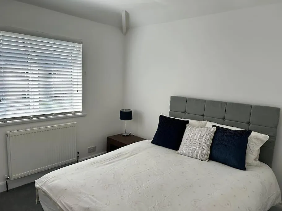 Montrose House 3 Bedroom Home With Parking Scunthorpe