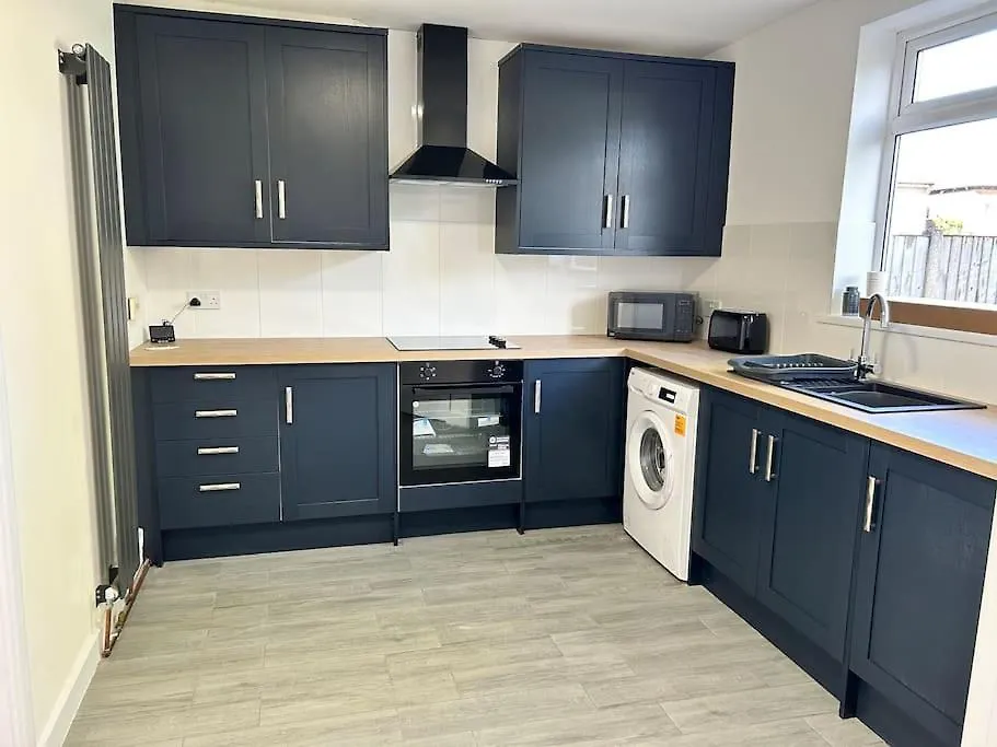 Montrose House 3 Bedroom Home With Parking Scunthorpe
